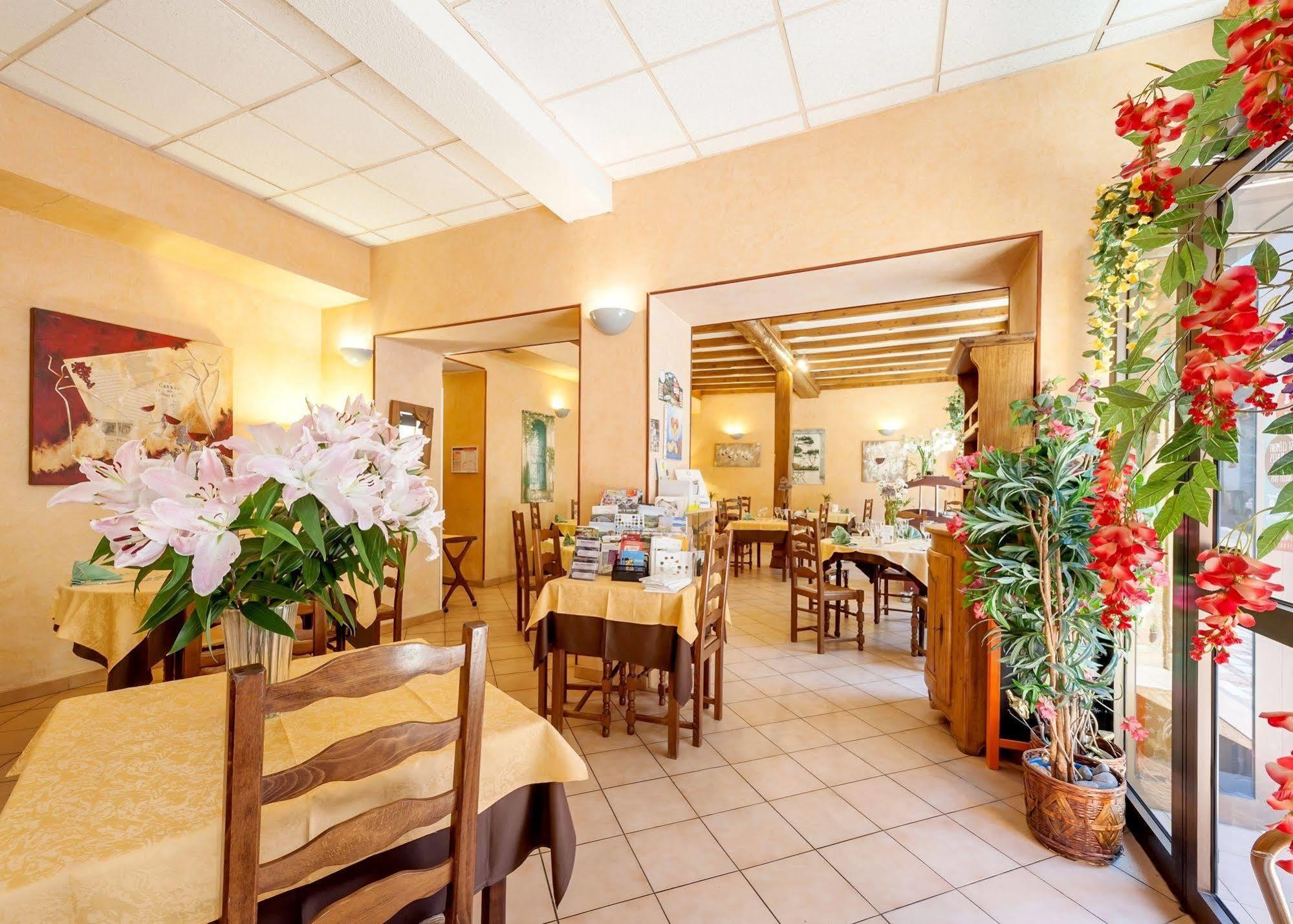 Hôtel Restaurant Le Saint Clément Exterior foto