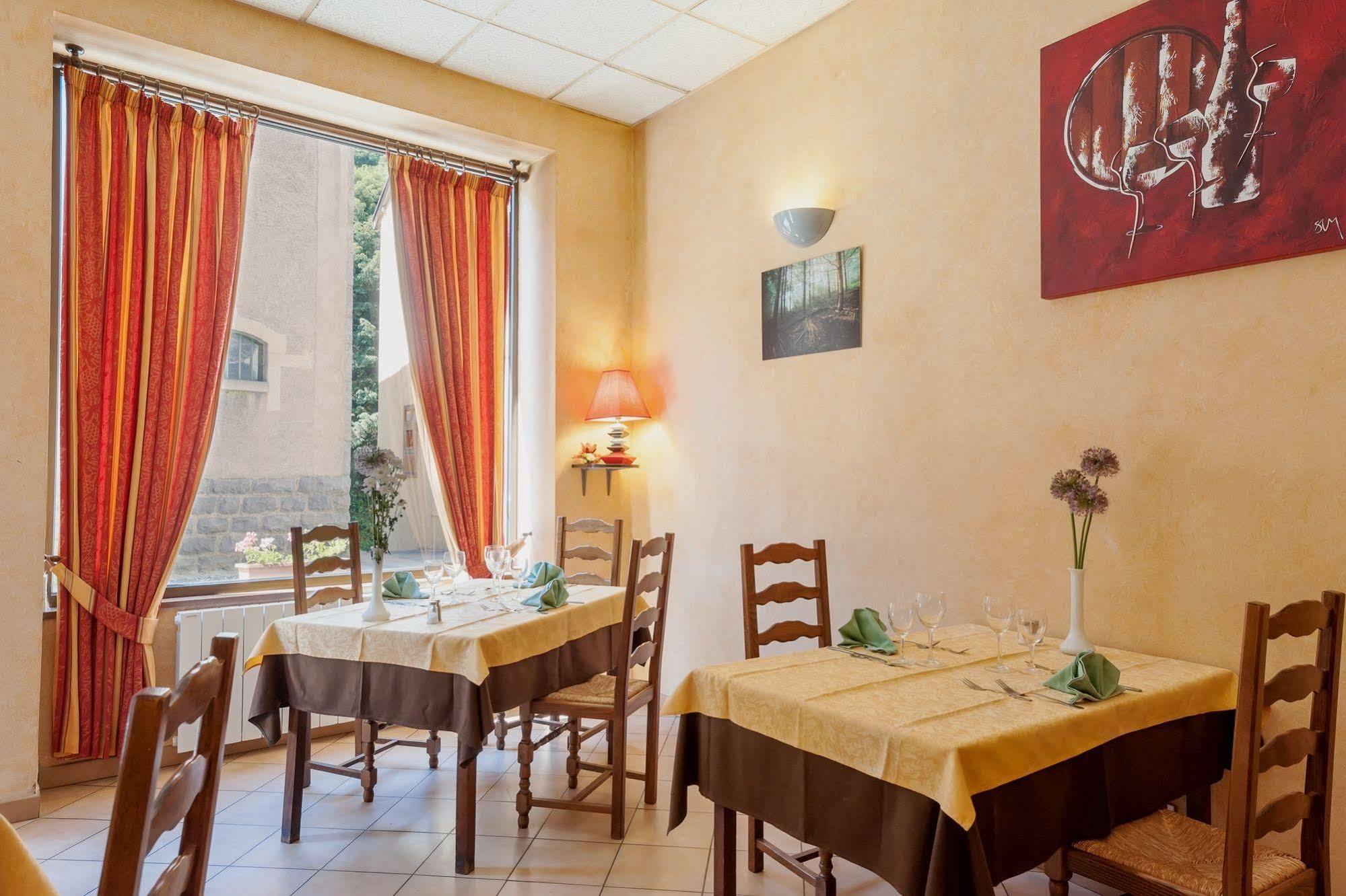 Hôtel Restaurant Le Saint Clément Exterior foto